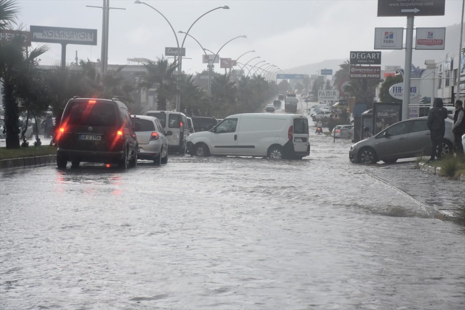 Bodrum'u önce hortum ardından yağmur ve dolu vurdu