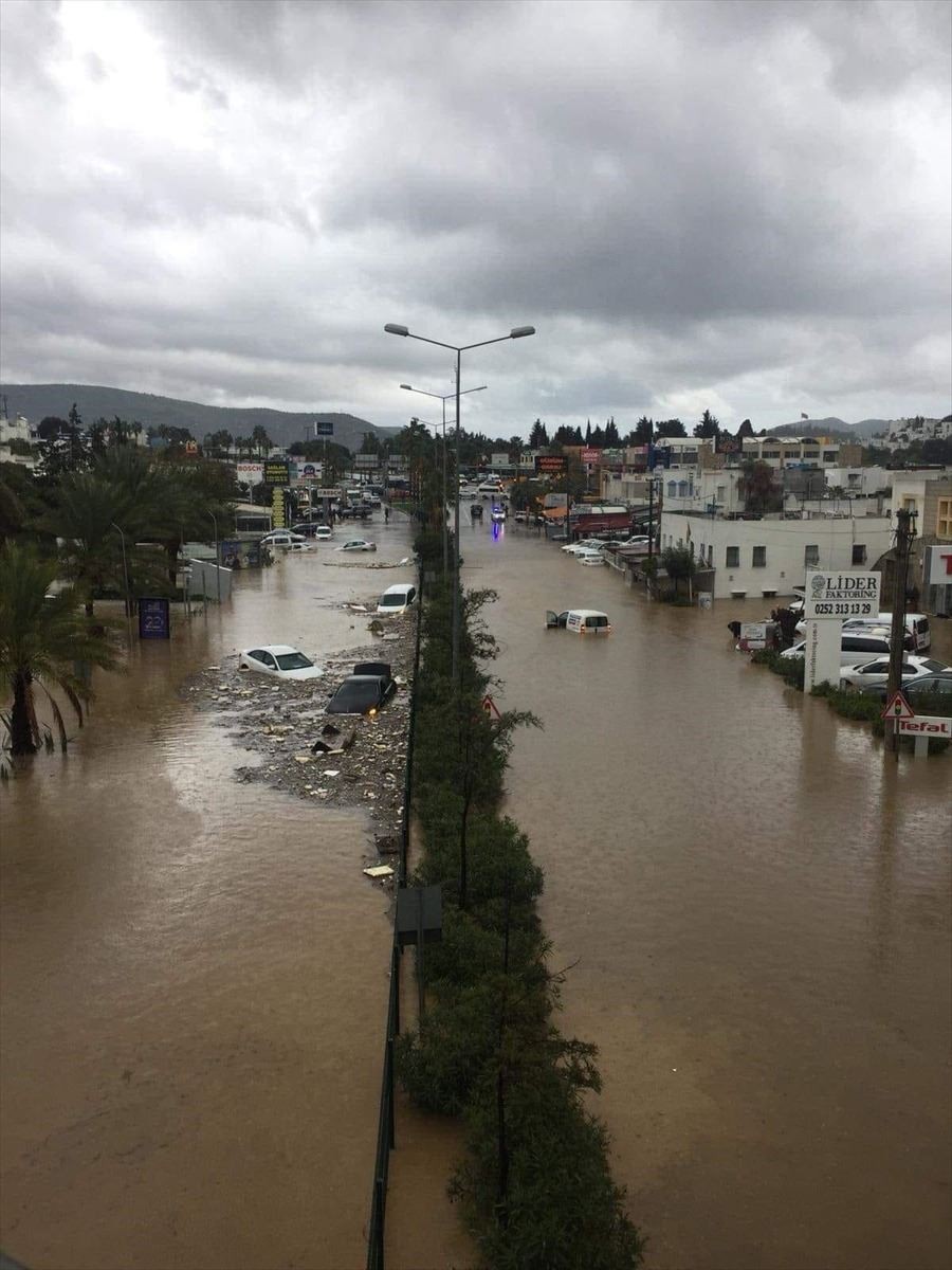 Bodrum'u önce hortum ardından yağmur ve dolu vurdu