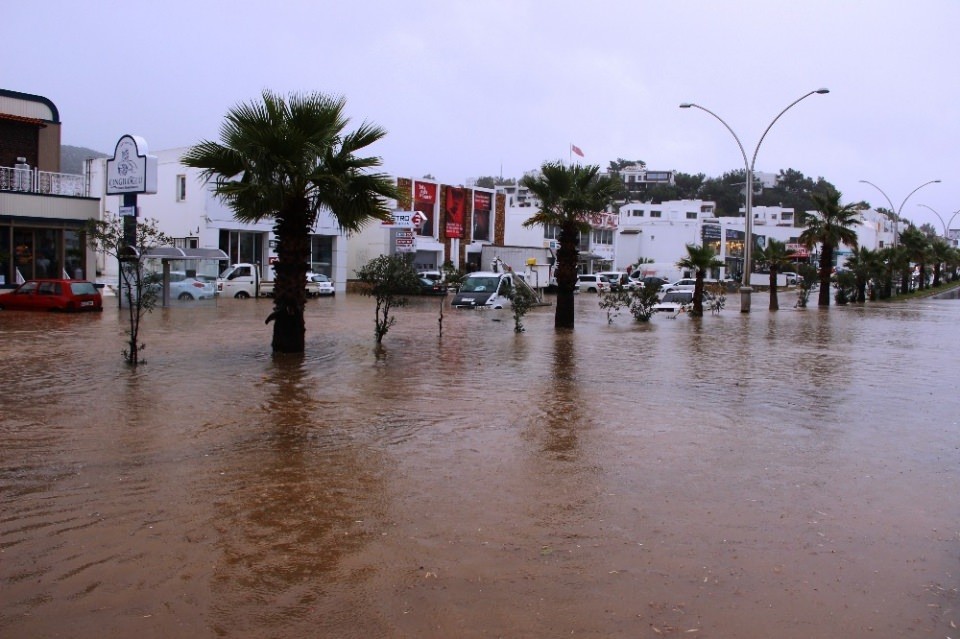 Bodrum'u önce hortum ardından yağmur ve dolu vurdu