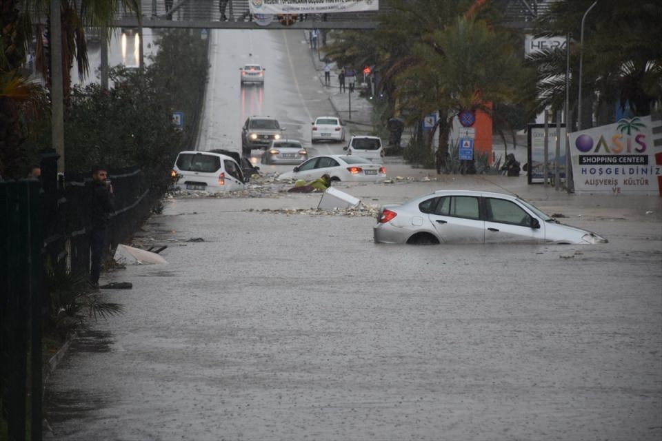 Bodrum'u önce hortum ardından yağmur ve dolu vurdu