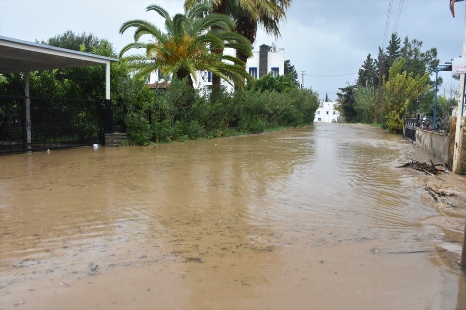 Bodrum'u önce hortum ardından yağmur ve dolu vurdu