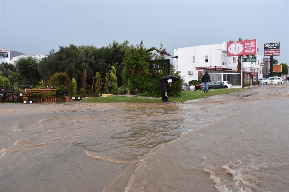 Bodrum'u önce hortum ardından yağmur ve dolu vurdu