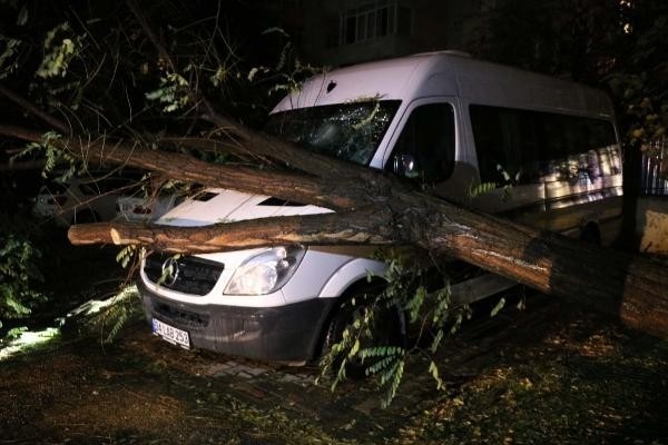 İştanbul'da şiddetli fırtına ve sağanak