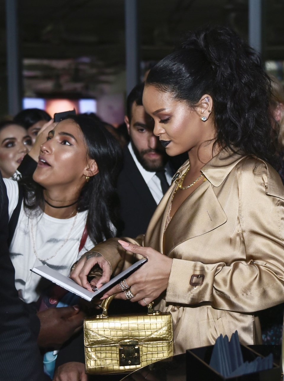 Rihanna'dan Donald Trump'a rest