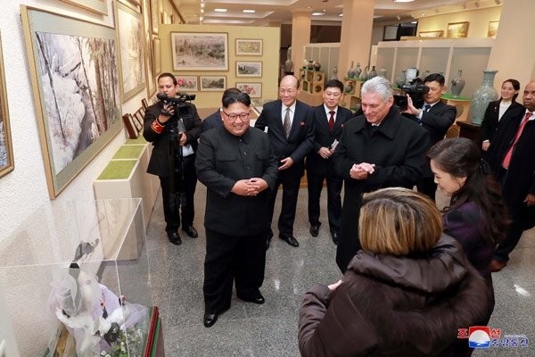 Kuzey Kore lideri Kim'in ilk kez portresi asıldı