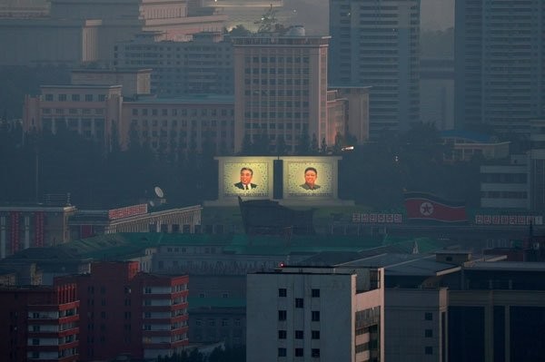 Kuzey Kore lideri Kim'in ilk kez portresi asıldı