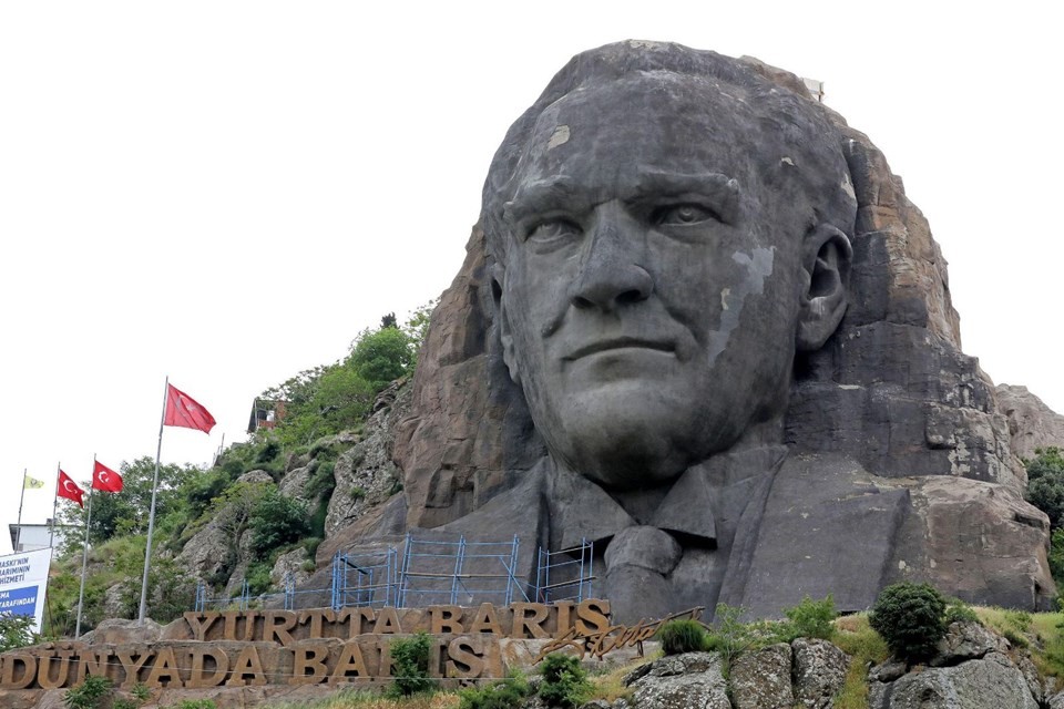 Türkiye’nin en büyük Atatürk maskı yenilendi