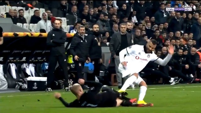 Quaresma'ya kırmızı kart tepkisi