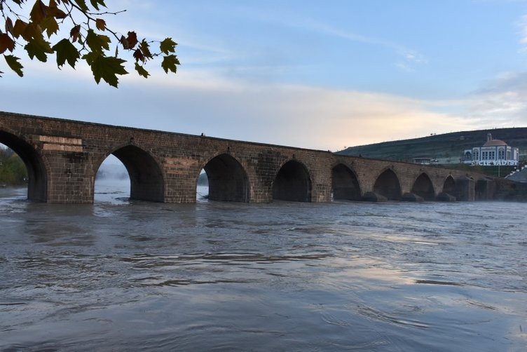 Hevsel Bahçeleri'ni su bastı