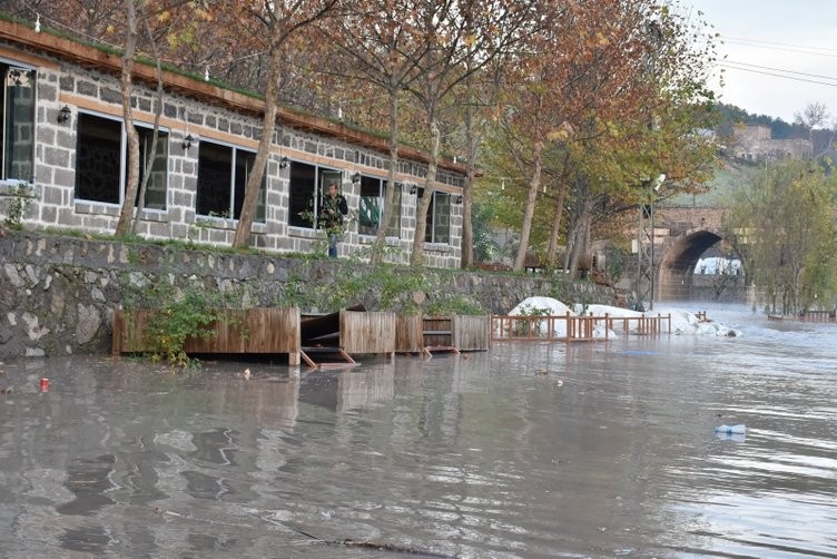 Hevsel Bahçeleri'ni su bastı