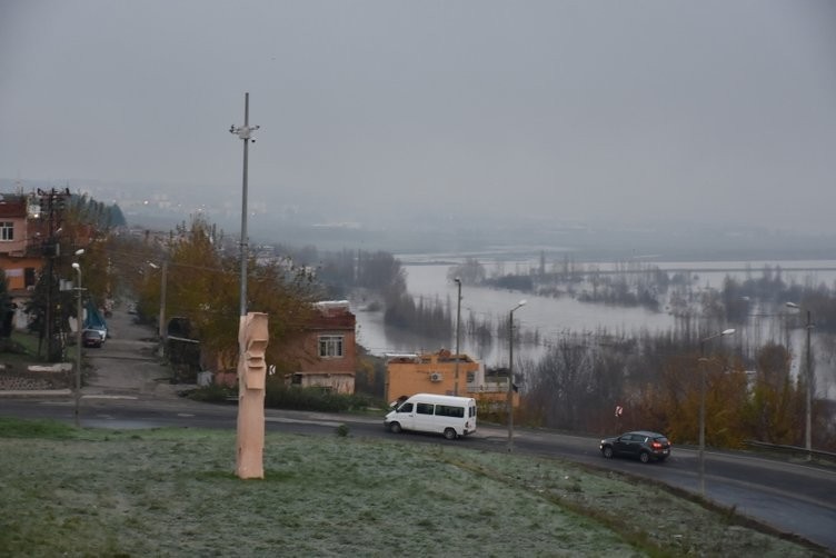 Hevsel Bahçeleri'ni su bastı