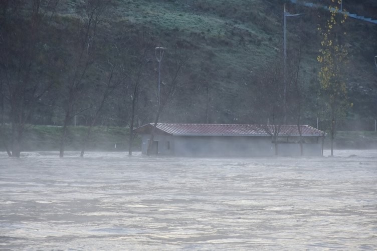 Hevsel Bahçeleri'ni su bastı