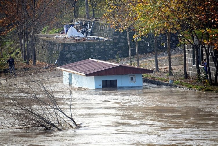 Hevsel Bahçeleri'ni su bastı