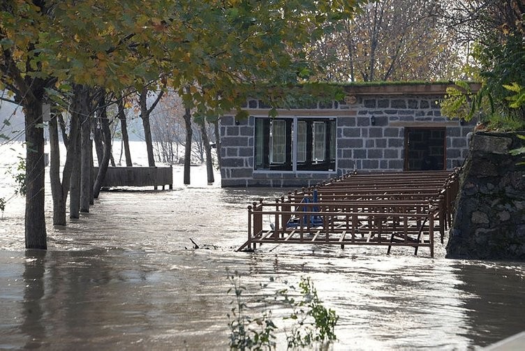 Hevsel Bahçeleri'ni su bastı