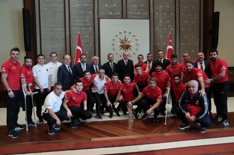 Erdoğan, Ampute Futbol Milli Takımı'nı kabul etti