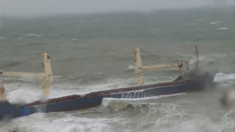 Karaya oturan gemiye kurtarma çalışması başladı