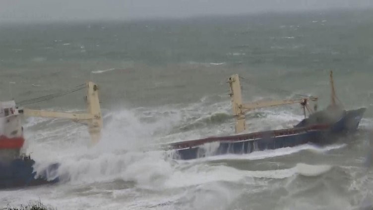 Karaya oturan gemiye kurtarma çalışması başladı