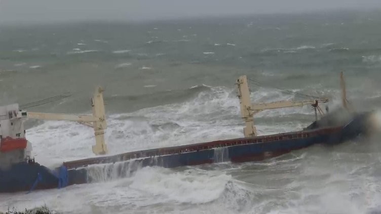 Karaya oturan gemiye kurtarma çalışması başladı