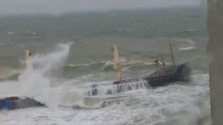 Karaya oturan gemiye kurtarma çalışması başladı