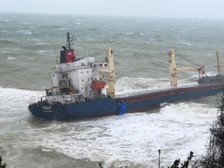 Karaya oturan gemiye kurtarma çalışması başladı