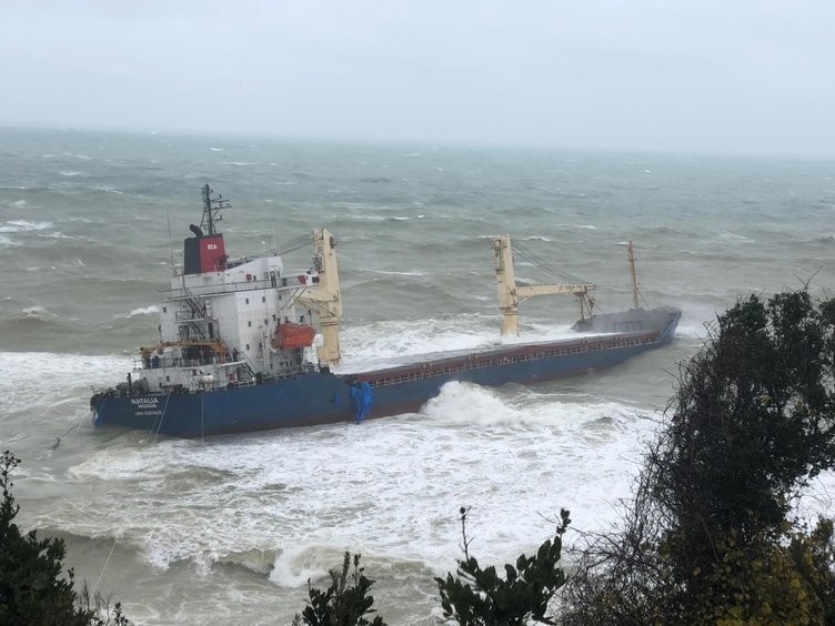 Karaya oturan gemiye kurtarma çalışması başladı