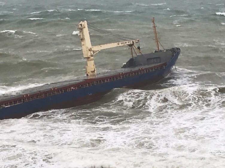 Karaya oturan gemiye kurtarma çalışması başladı