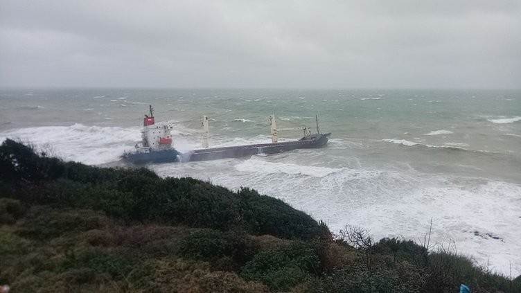 Karaya oturan gemiye kurtarma çalışması başladı