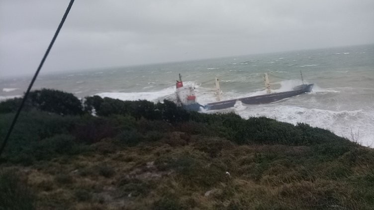 Karaya oturan gemiye kurtarma çalışması başladı