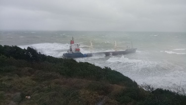 Karaya oturan gemiye kurtarma çalışması başladı