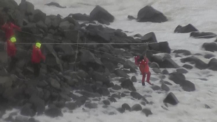 Karaya oturan gemiye kurtarma çalışması başladı