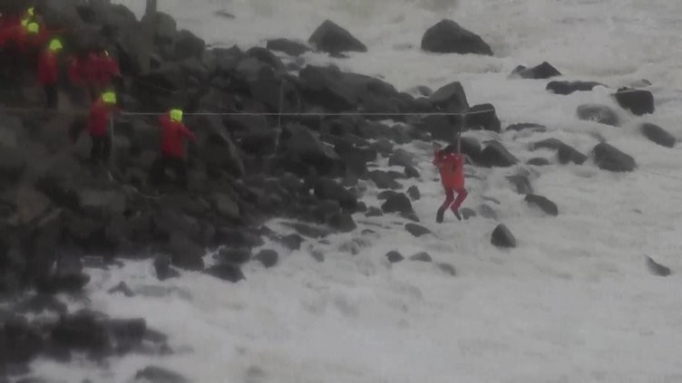 Karaya oturan gemiye kurtarma çalışması başladı