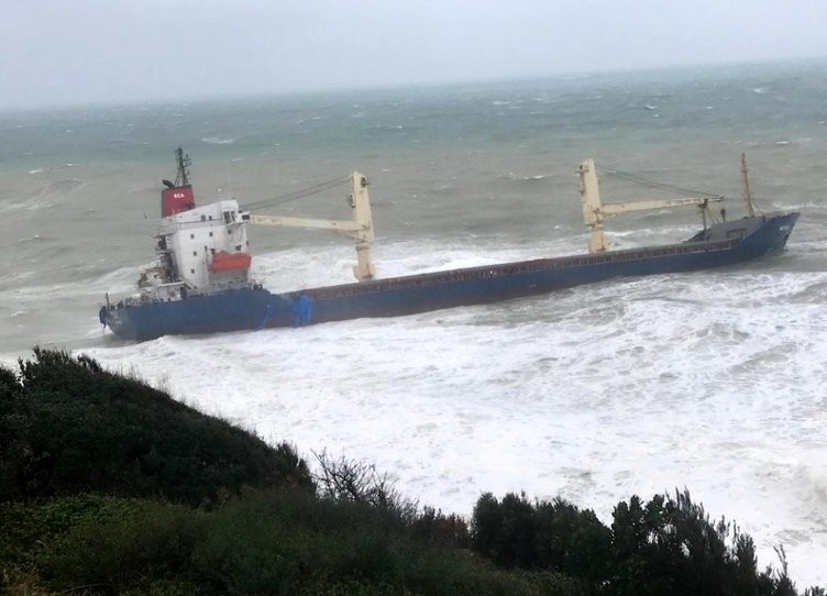 Karaya oturan gemiye kurtarma çalışması başladı