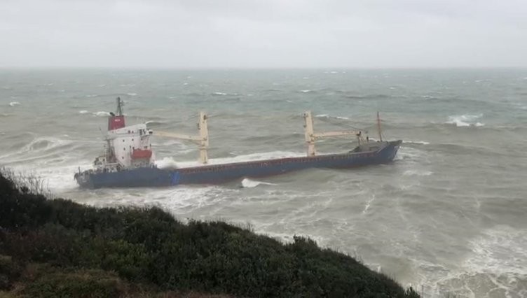 Karaya oturan gemiye kurtarma çalışması başladı