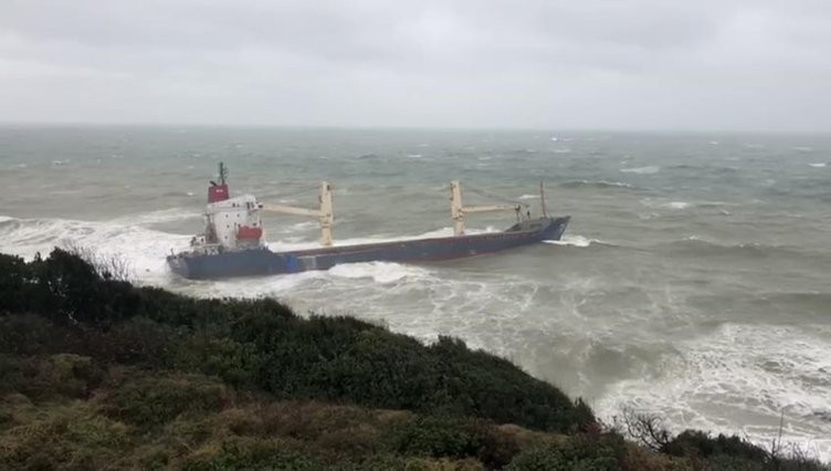 Karaya oturan gemiye kurtarma çalışması başladı