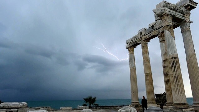 Apollon Tapınağı'nda şimşek şöleni