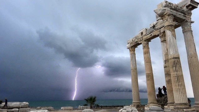 Apollon Tapınağı'nda şimşek şöleni