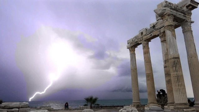 Apollon Tapınağı'nda şimşek şöleni