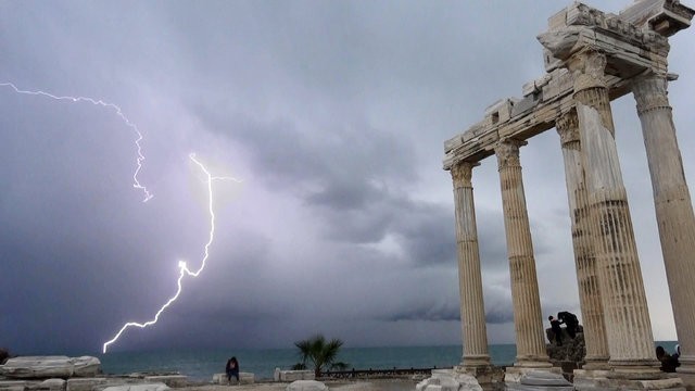 Apollon Tapınağı'nda şimşek şöleni