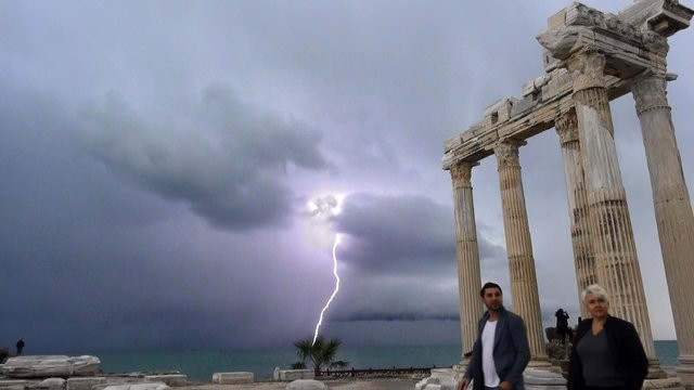 Apollon Tapınağı'nda şimşek şöleni