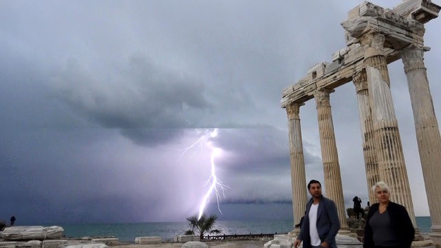 Apollon Tapınağı'nda şimşek şöleni