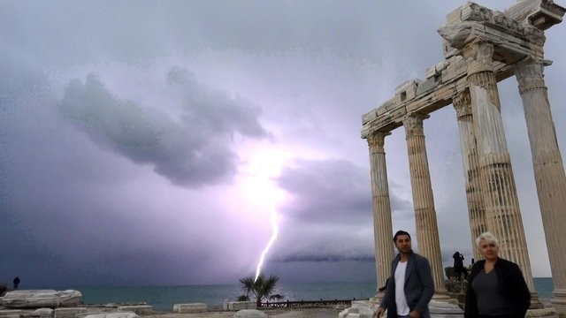 Apollon Tapınağı'nda şimşek şöleni