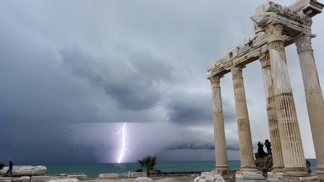 Apollon Tapınağı'nda şimşek şöleni