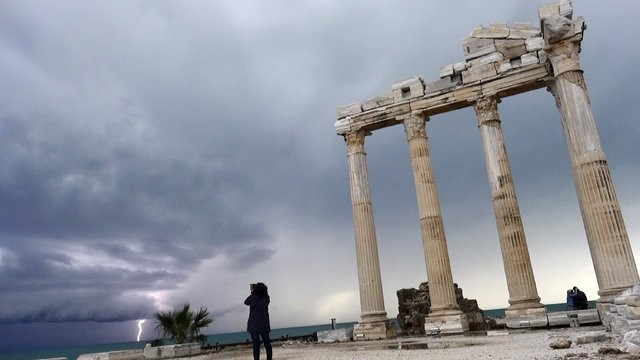 Apollon Tapınağı'nda şimşek şöleni