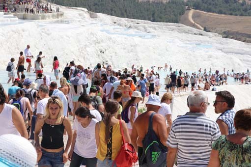 Beyaz cennet Pamukkale geceleri de gezilebilecek