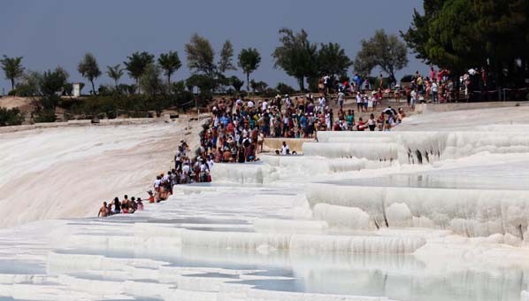 Beyaz cennet Pamukkale geceleri de gezilebilecek