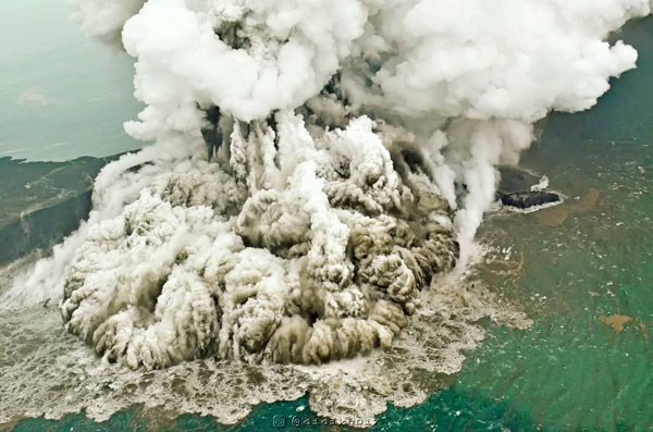 Endonezya'daki tsunami felaketinde ölenlerin sayısı 373'e yükseldi