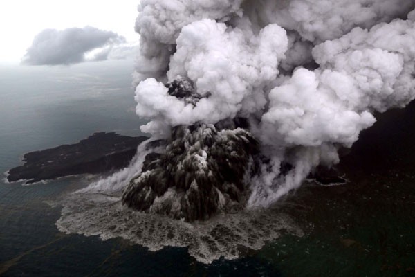 Endonezya'daki tsunami felaketinde ölenlerin sayısı 373'e yükseldi