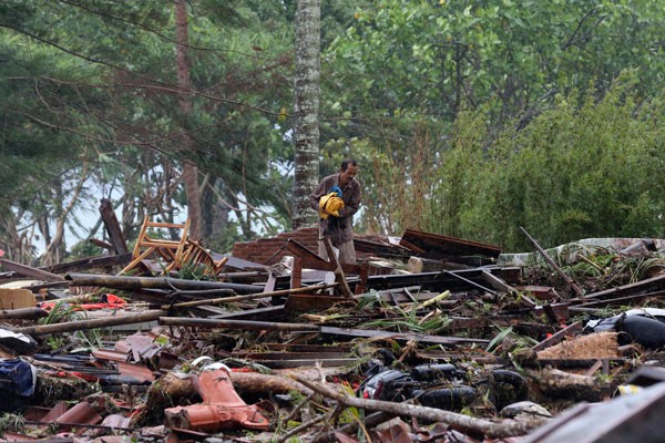 Endonezya'daki tsunami felaketinde ölenlerin sayısı 373'e yükseldi