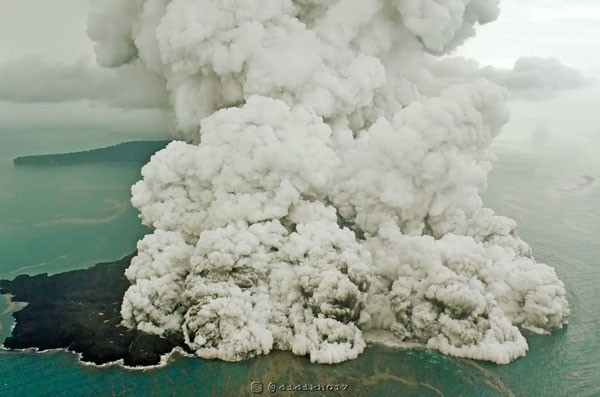 Endonezya'daki tsunami felaketinde ölenlerin sayısı 373'e yükseldi