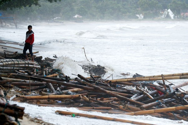 Endonezya'daki tsunami felaketinde ölenlerin sayısı 373'e yükseldi